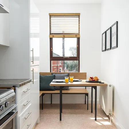 Spacious 2 Bedroom By Matchstickstays ブリストル
