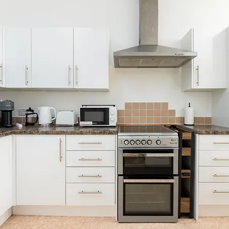 Spacious 2 Bedroom By Matchstickstays