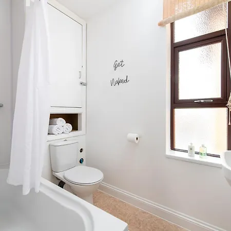 Spacious 2 Bedroom By Matchstickstays Daire Bristol