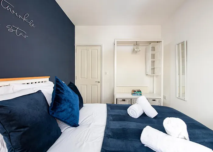 Spacious 2 Bedroom By Matchstickstays בריסטול