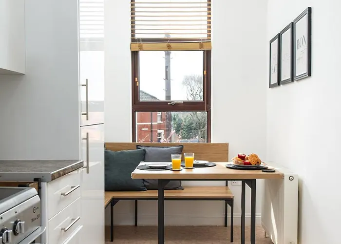 Spacious 2 Bedroom By Matchstickstays בריסטול